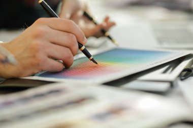 Kapat. Bir grup tasarımcı renk paletini tartışıyor