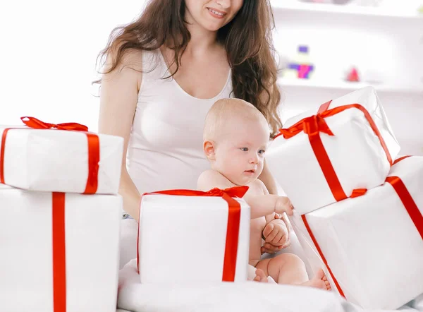 Mama en baby zijn op zoek naar cadeau dozen — Stockfoto