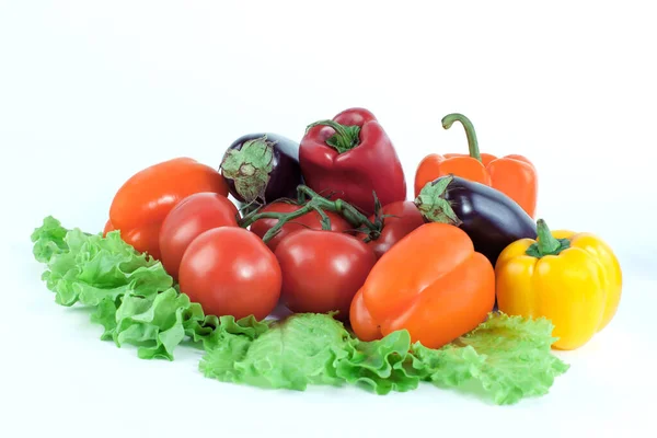 Paprika, aubergine op sla bladeren geïsoleerd op wit — Stockfoto