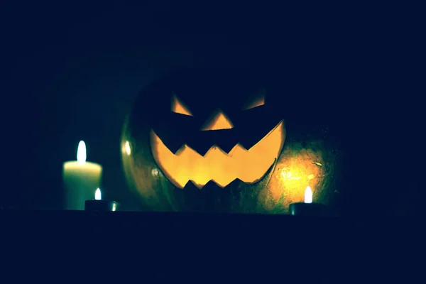 Velas e abóbora para Halloween no fundo escuro — Fotografia de Stock