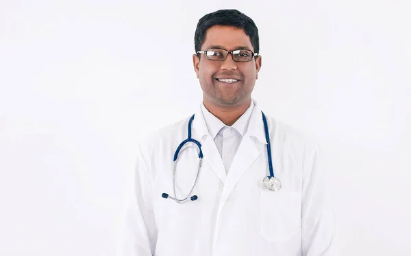 Portret lekarza praktykującego lekarza wyizolowanego na białym — Zdjęcie stockowe