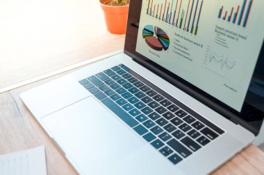 Kapat. Dizüstü bilgisayarın mali tablosu .