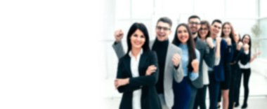 Sıraya dizilmiş mutlu bir grup genç insan