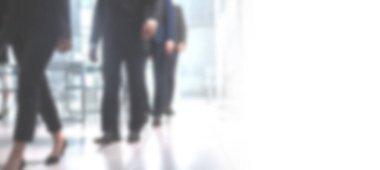 Kapat. Büro çalışanları çalışma odasına giriyor.