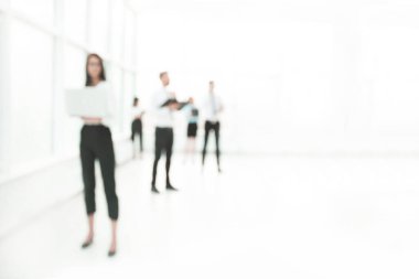 Ofis lobisinde çalışan çalışanların bulanık görüntüsü.