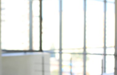 Ofis binasında cam duvarlı bir oda..