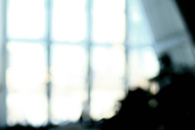 Ofis binasında cam duvarları olan bir odanın soyut görüntüsü.