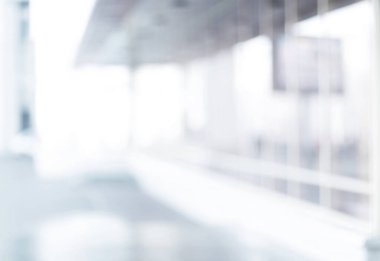 Cam duvarları olan bir ofisin bulanık görüntüsü.