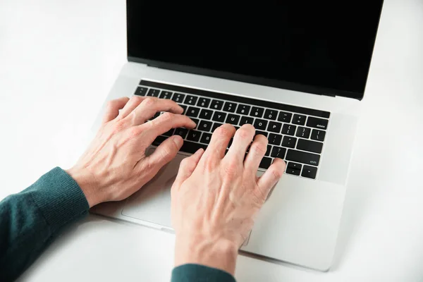 De cerca. escritura masculina casual en un teclado portátil. —  Fotos de Stock