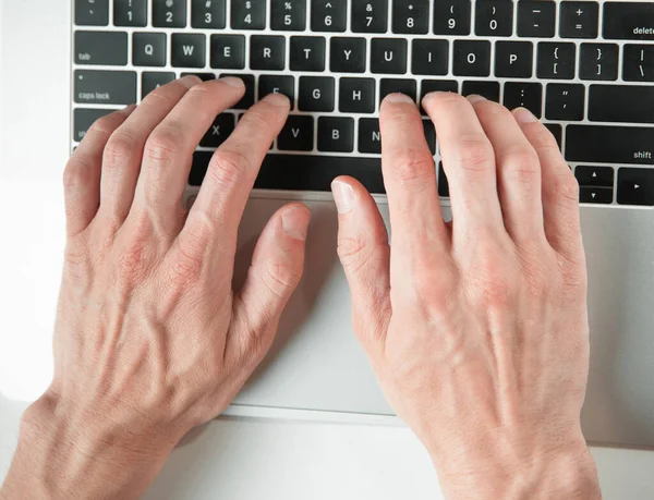 Ovanifrån. man skriva på en bärbar dator tangentbord. — Stockfoto