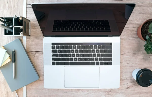 Крупний план. ноутбук на столі бізнесмена . — стокове фото