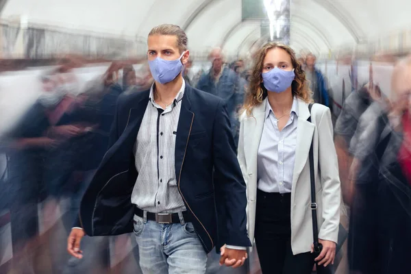 Imagen borrosa de una multitud de personas en un cruce de metro. — Foto de Stock