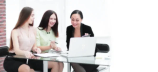 Sluiten. Drie medewerkers van het bedrijf werken met documenten aan de tafel in het kantoor — Stockfoto