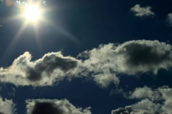 Cielo scuro e nuvole al tramonto in un giorno di pioggia . — Foto Stock