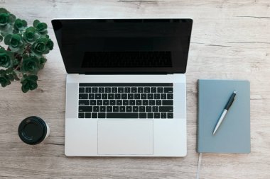 Üst Manzara. dizüstü bilgisayar, defter ve kalem masaya..
