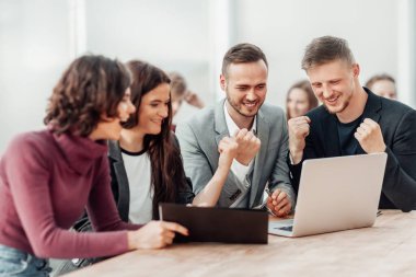 Dizüstü bilgisayar ekranına bakan bir grup çalışana hayranım.