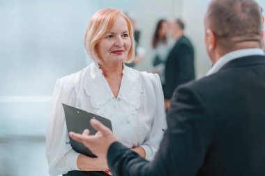 Kapat. İşinin ehli bir iş kadını meslektaşıyla konuşuyor..