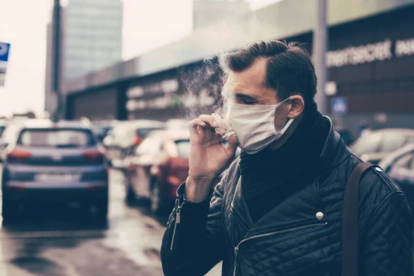 Hombre casual Fumar de pie en la calle — Foto de Stock