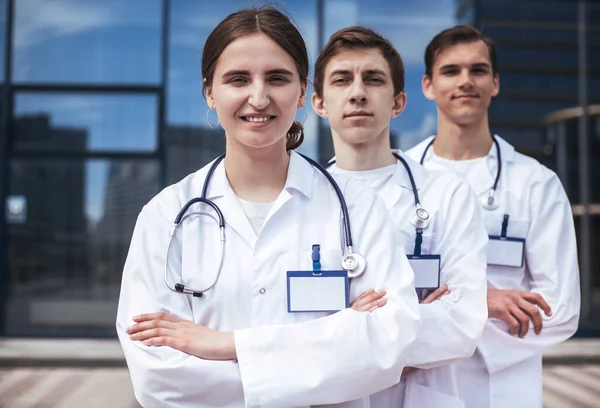 Fecha. grupo de profissionais médicos confiantes em pé em uma fileira. — Fotografia de Stock