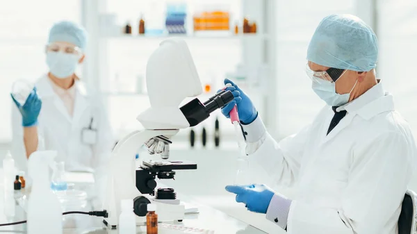 De cerca. virólogos trabajan en el laboratorio . — Foto de Stock