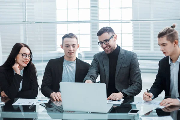 De cerca. equipo de negocios discutiendo documentos financieros — Foto de Stock