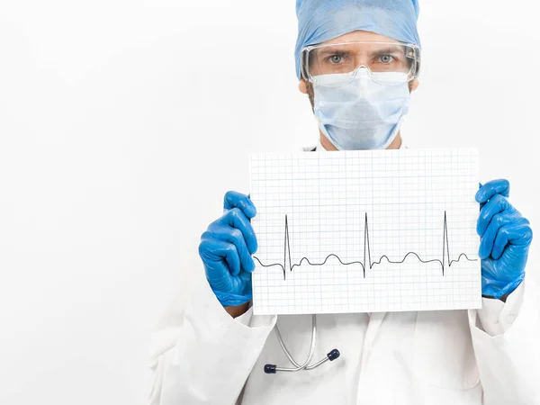 Hoja con un cardiograma en las manos de un médico. —  Fotos de Stock