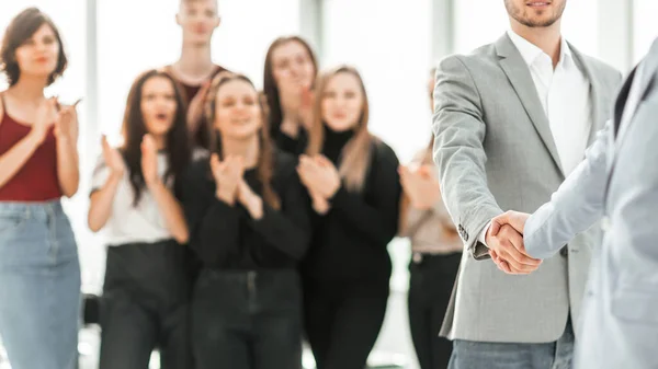 De cerca. gente de negocios se saludan. —  Fotos de Stock