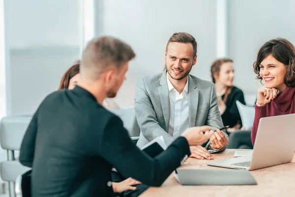 Fecha. grupo de trabalho que discute ideias para um novo projecto — Fotografia de Stock