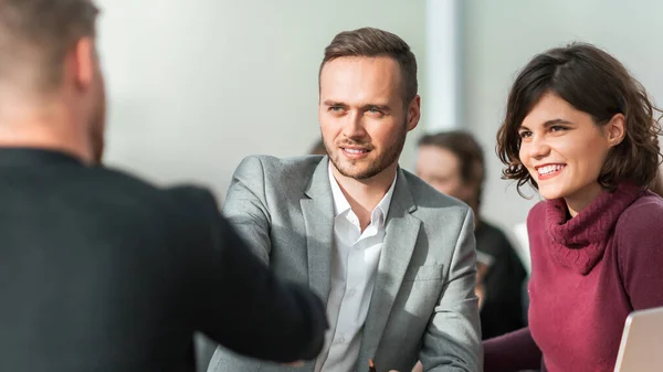 Jóvenes empresarios estrechando la mano en una reunión de oficina — Foto de Stock