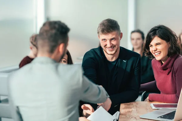 Jongeren die elkaar de hand schudden op een bureauvergadering — Stockfoto