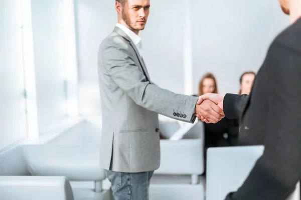 De cerca. apretón de manos de gente de negocios en la oficina. —  Fotos de Stock