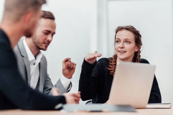 Jovem empresária explicando suas ideias aos colegas. — Fotografia de Stock