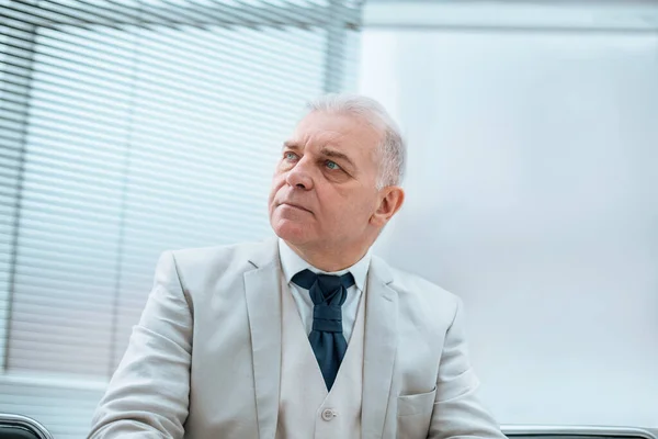 Geschäftsmann sitzt an einem Tisch in einem Café — Stockfoto