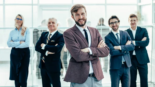 Grupp av olika affärsmän som står på kontoret. — Stockfoto