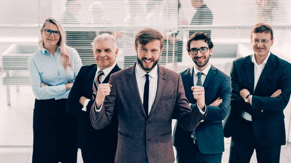 Emotional happy boss standing in front of his team. — Stock Photo, Image
