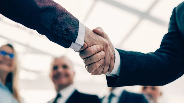 Nahaufnahme. Geschäftsleute begrüßen sich mit Handschlag. — Stockfoto