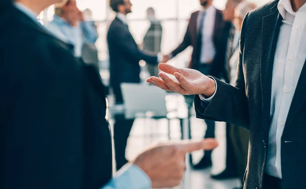 Vicino. colleghi d'affari che discutono i compiti attuali — Foto Stock