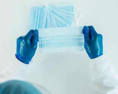 Kapat. Doktor koruyucu maske takıyor..