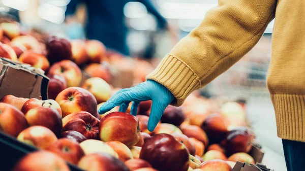 Acheteur cueille des pommes dans le magasin. concept de sécurité — Photo