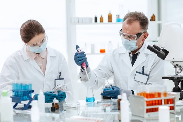 Fecha. cientistas estão testando uma nova vacina. — Fotografia de Stock