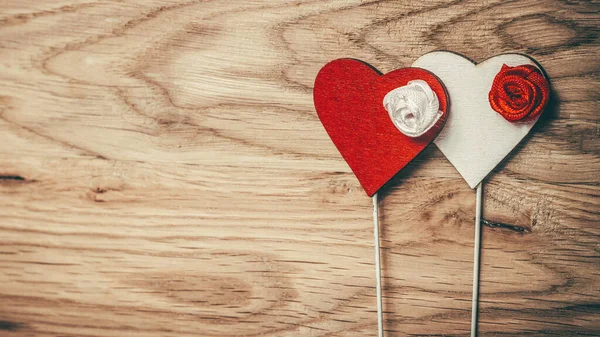 Rött och vitt hjärta på en pinne på en trä bakgrund. — Stockfoto