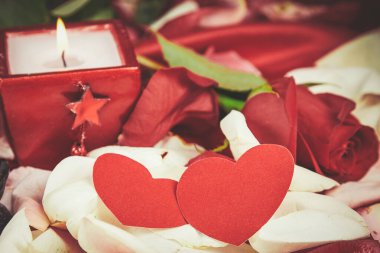 Şenlik arka planında bir çift siyah kuğu figürü