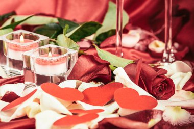 Yüzüklü kutu, mumlar ve şenlikli arka planda gözlük