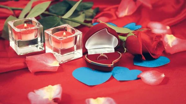 Composición romántica para el día de San Valentín sobre fondo rojo. — Foto de Stock