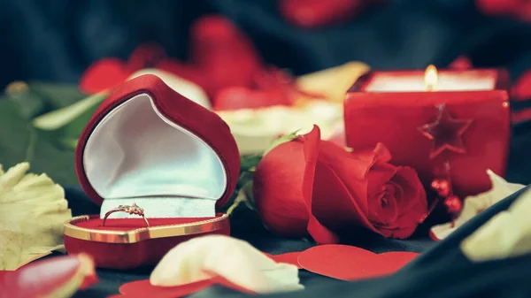 Composição romântica para o dia dos namorados na seda preta. — Fotografia de Stock