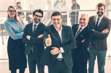 Mutlu iş adamı başparmağını kaldırıyor..