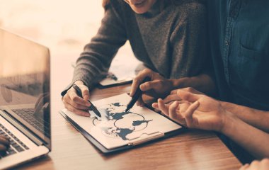 Bu görüntünün elementleri NASA tarafından döşenmiştir. gülümseyen meslektaşlar planın lojistiğini tartışıyor.