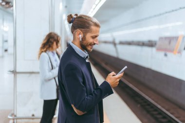 Metro yolcuları trenin güvenli bir mesafede durarak gelmesini bekliyor..