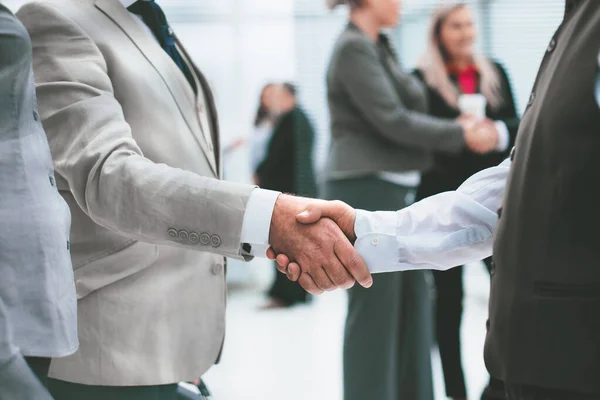 De cerca. apretón de manos de los empresarios antes de una reunión de negocios. — Foto de Stock