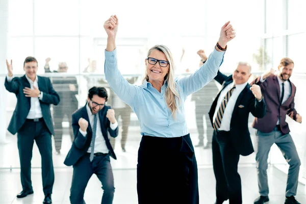Felice donna d'affari e un gruppo di dipendenti che mostrano il loro successo. — Foto Stock